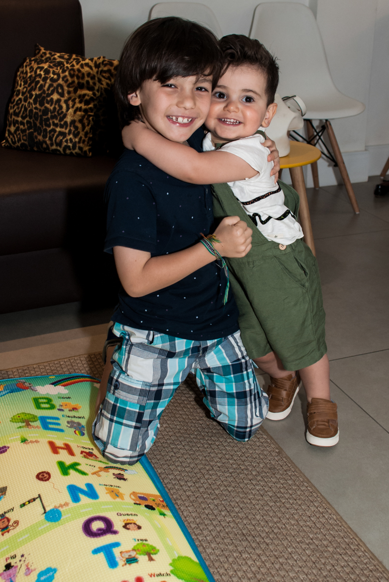 abraçando o amigo do peito