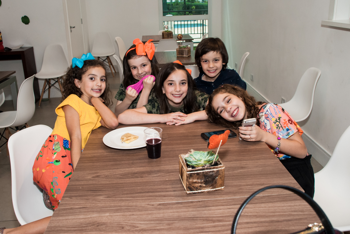 Os amigos reunem para a foto