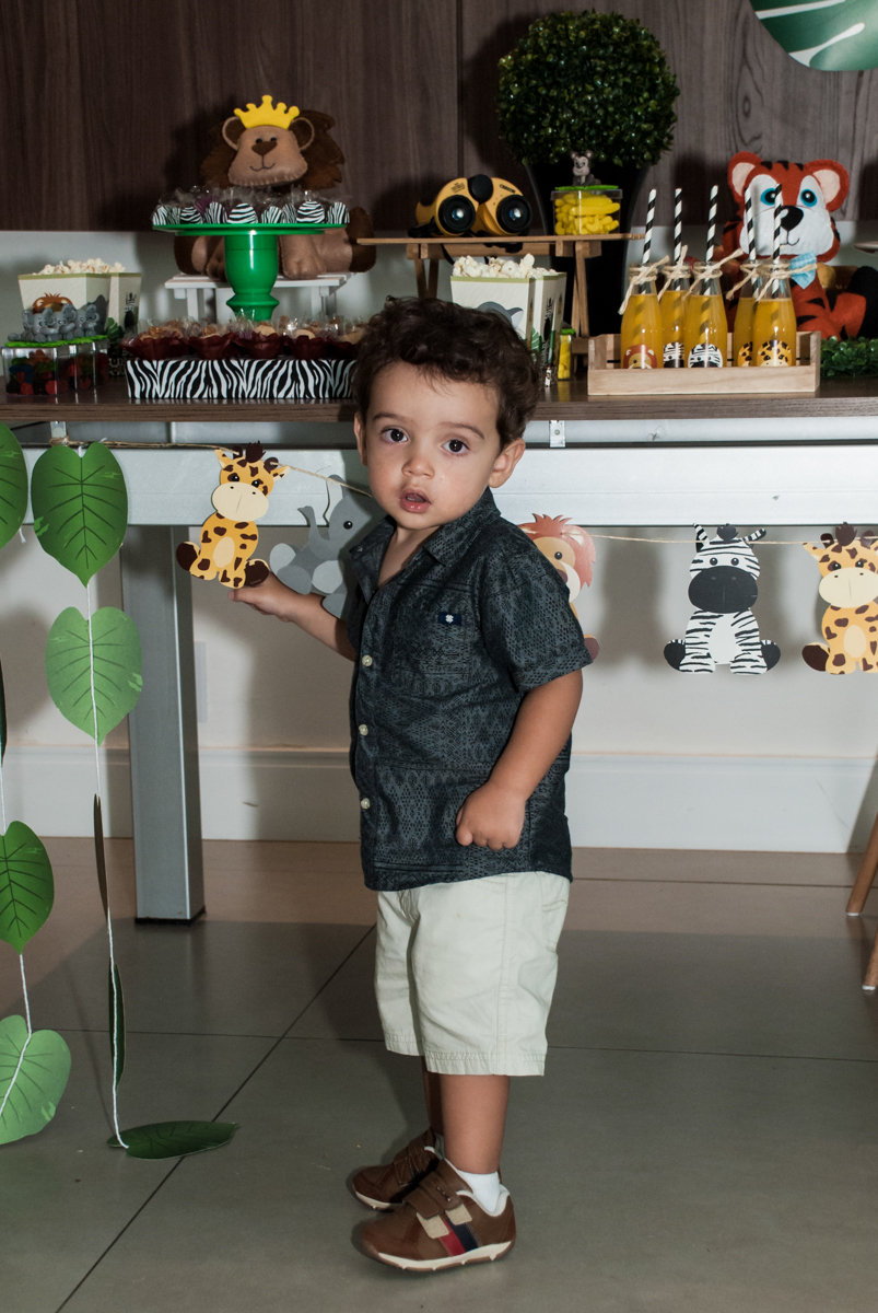 O amigo chega muito feliz para a festa