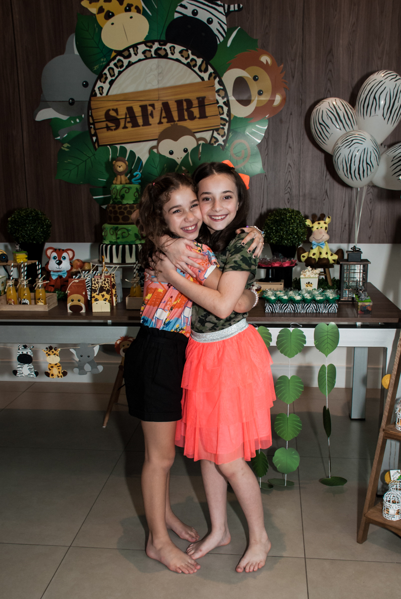 Abraço gostoso na amiga convidada