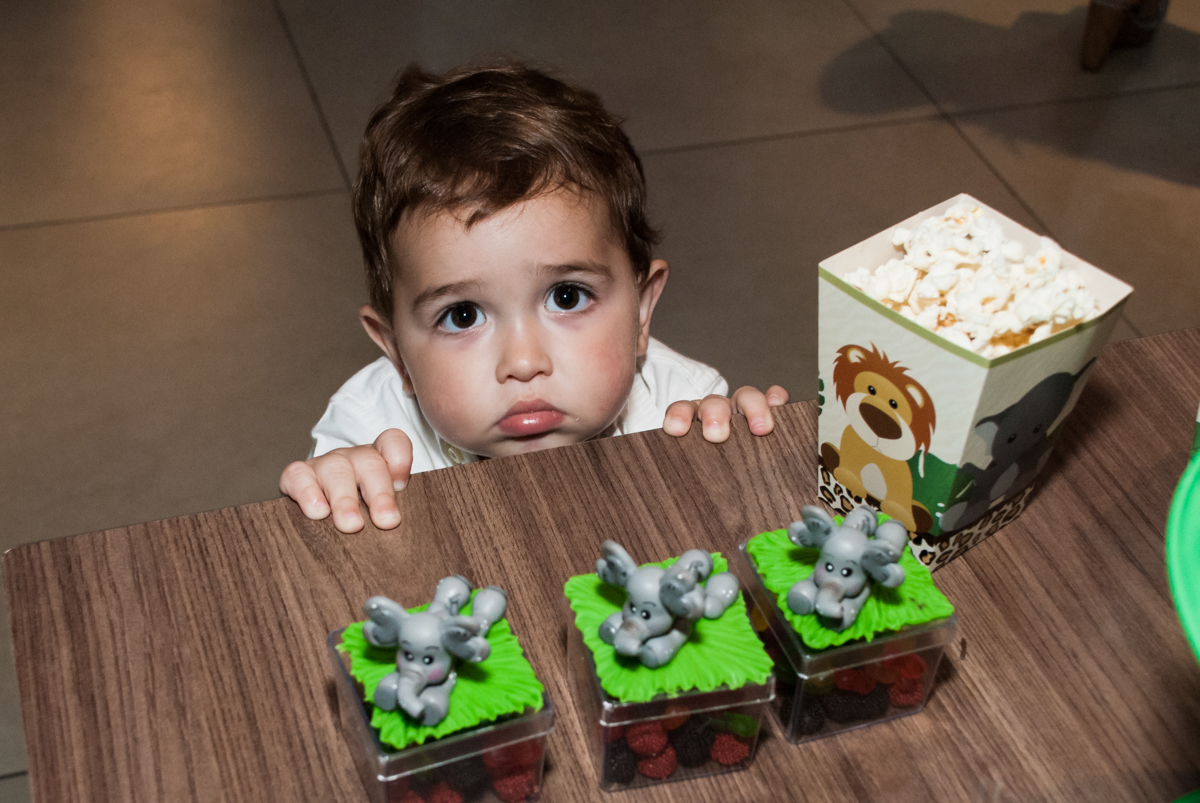 O amiguinho faz biquinho para a foto