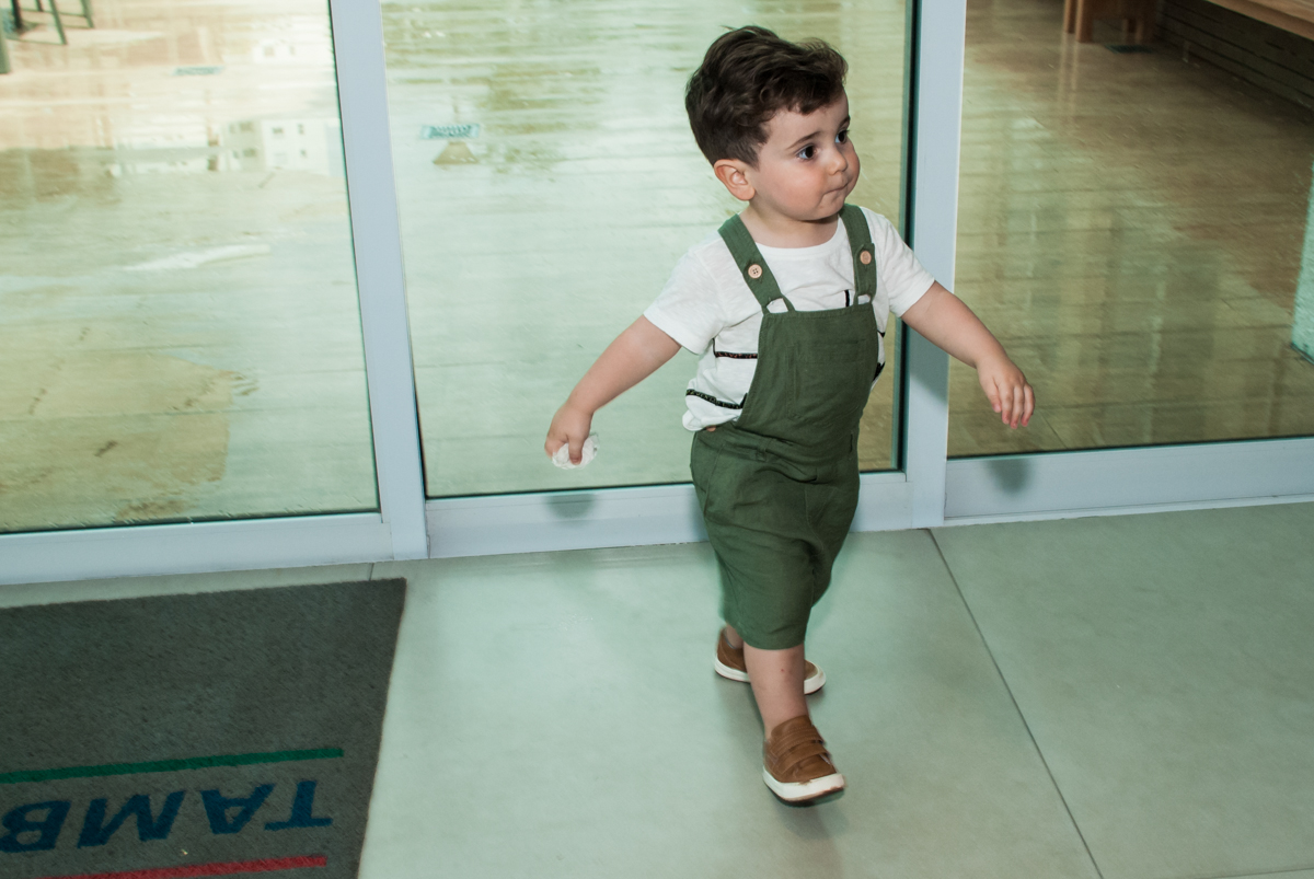 passeando no salão da festa