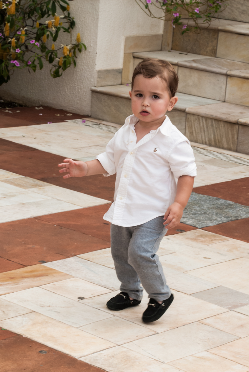 mais crianças conhecendo o espaço da festa