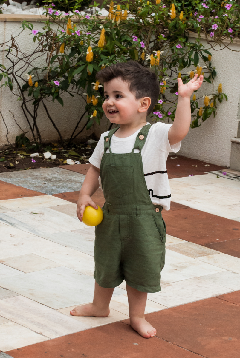 feliz ao ver a amiguinha chegar