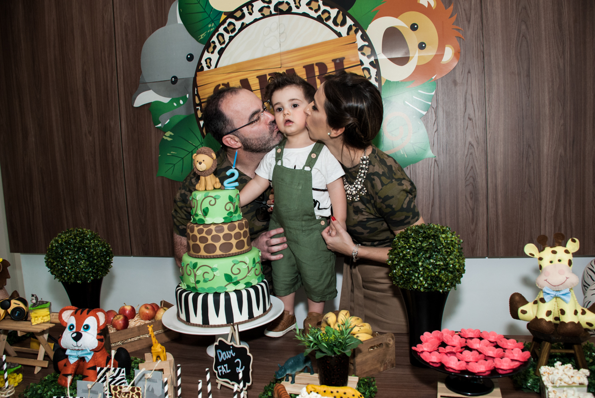 beijo sanduiche dos pais no aniversariante