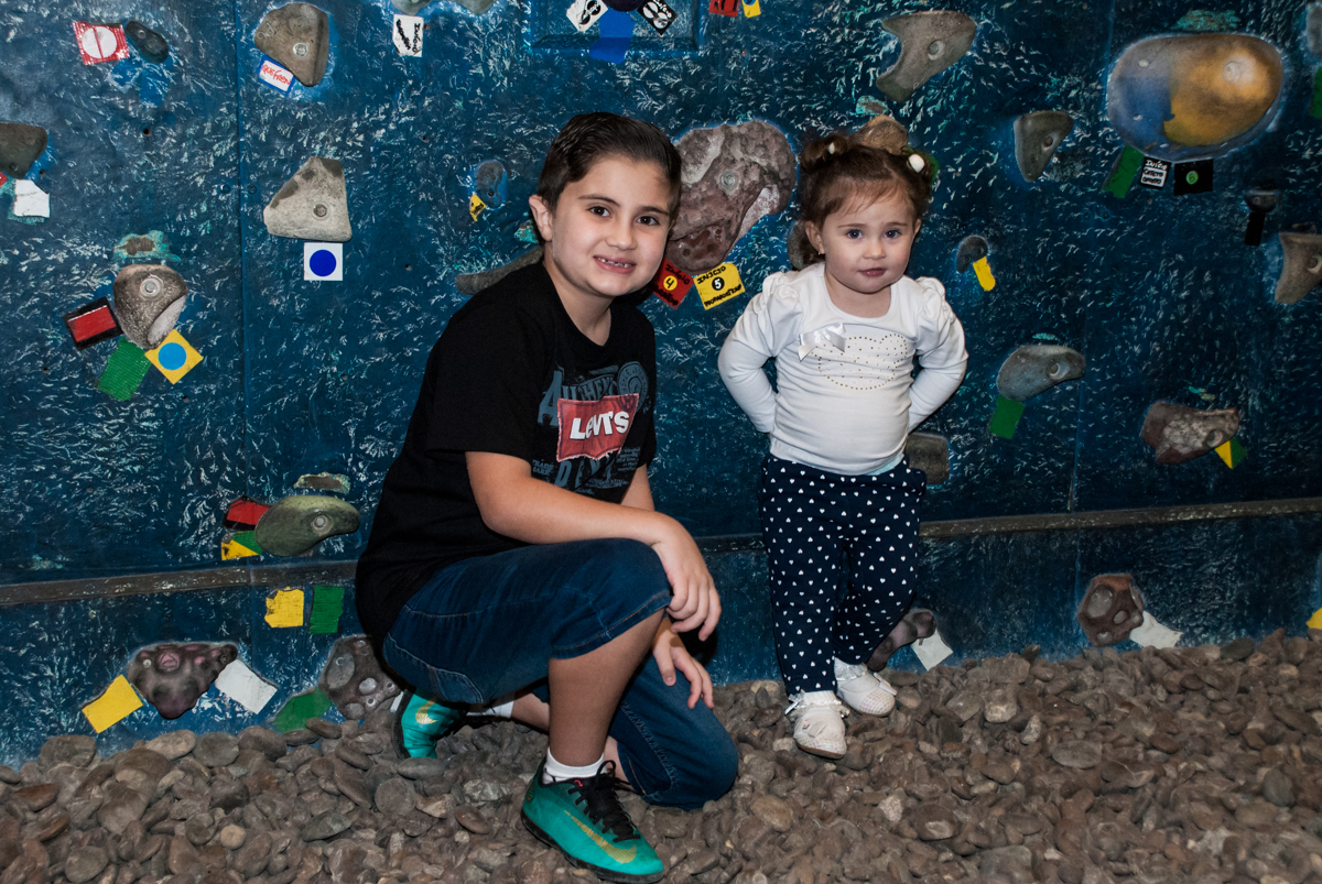 Os irmãos se divertem no espaço de escalada