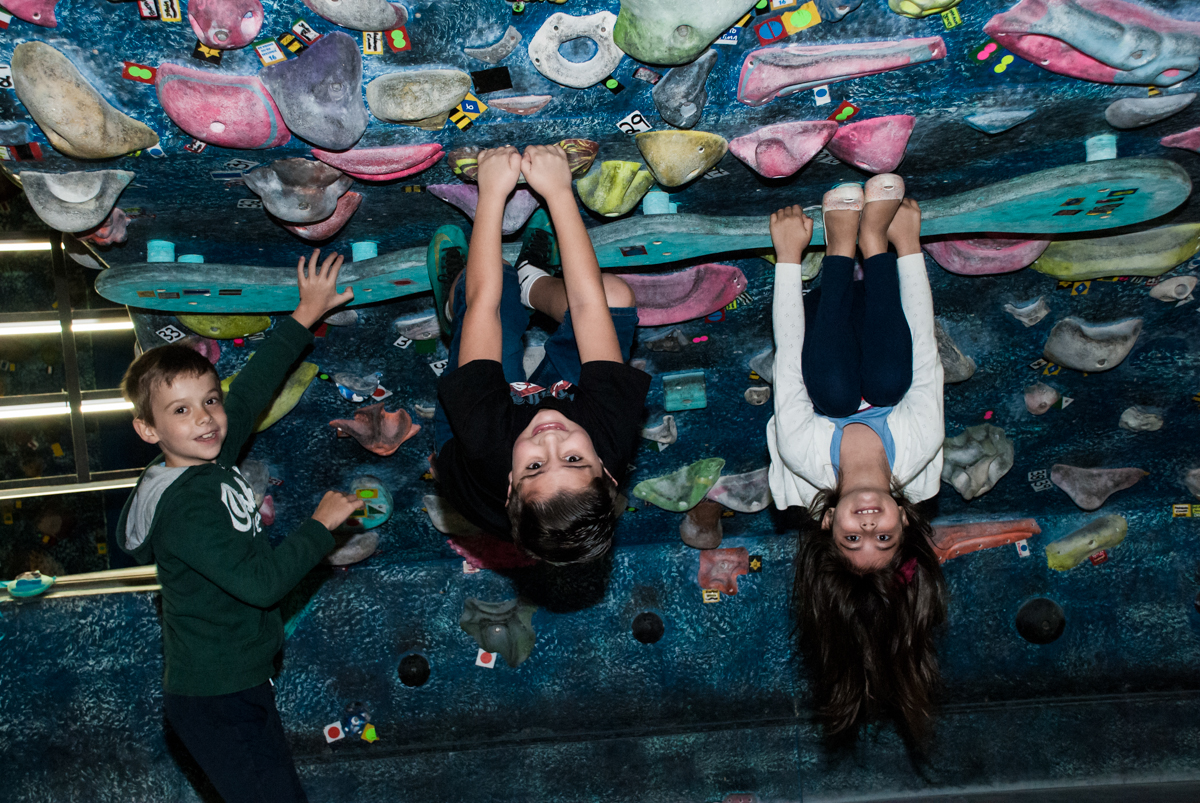 Os amigos ficam de ponta cabeça