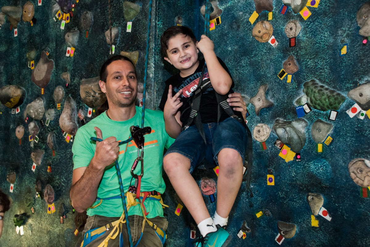 pose para a foto com o monitor