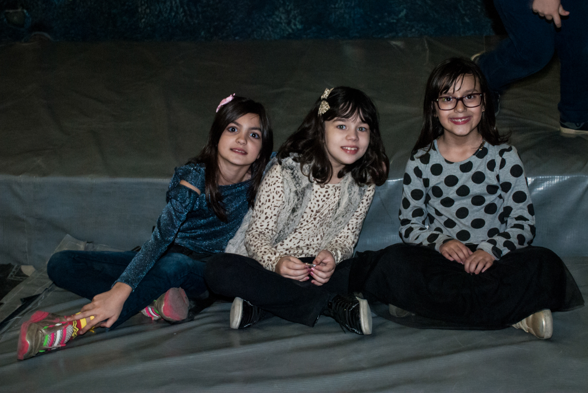 As amigas sentadas conversando