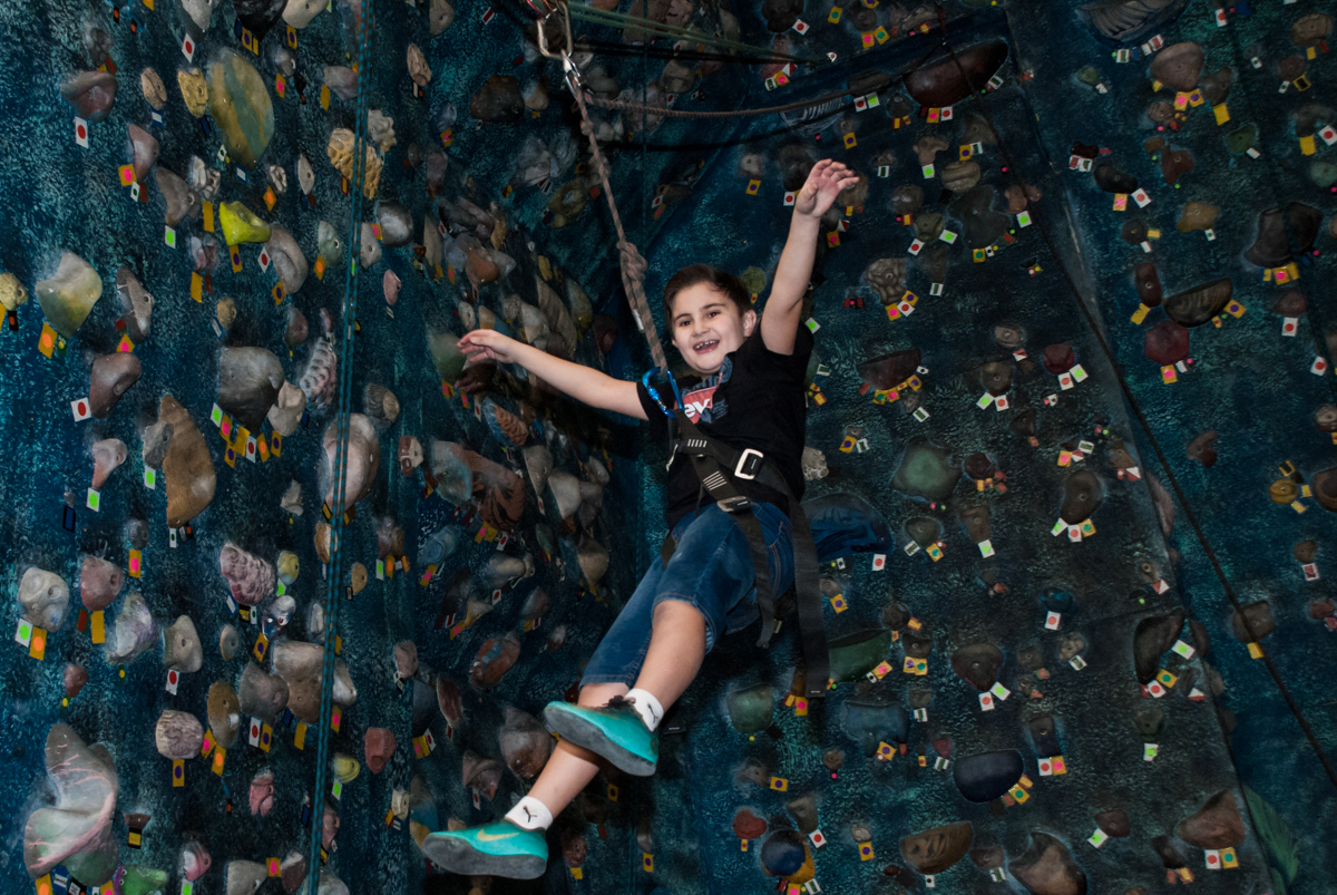 feliz brincando em sua festa