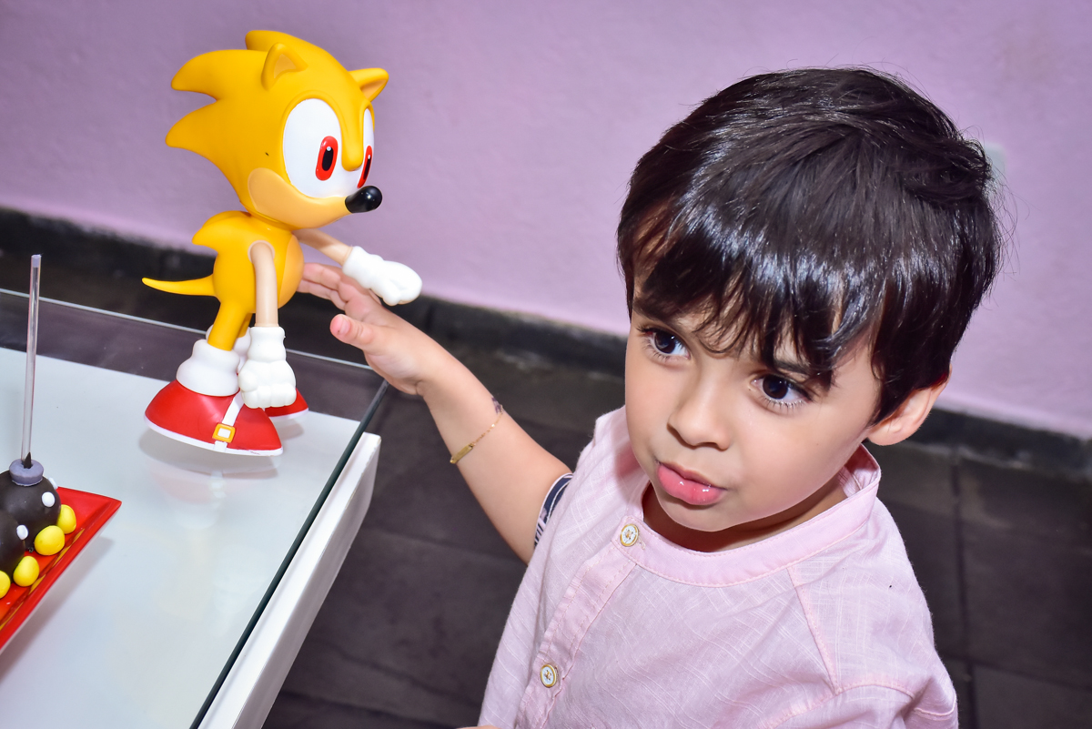 brincando com os personagens da mesa mario bros