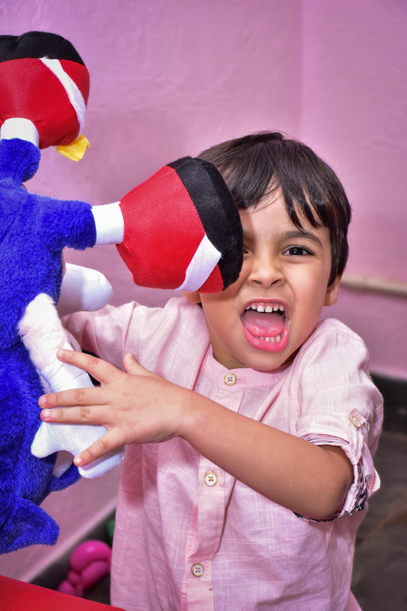 brincando e feliz em sua festa