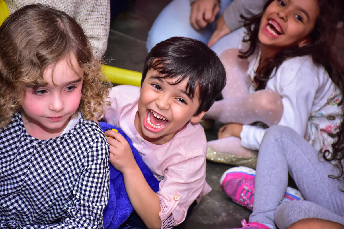 rindo muito com o show