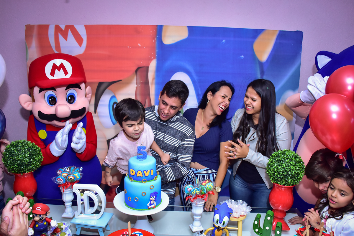 preparando para soprar a vela do bolo