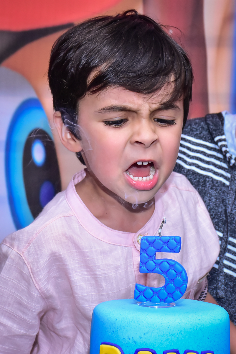 soprando a vela do bolo