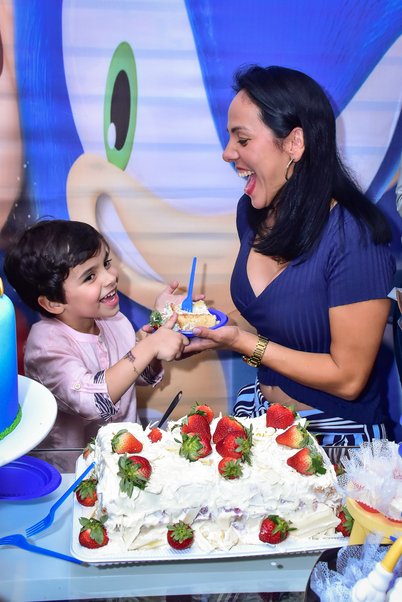 mamãe recebe o primeiro pedaço do bolo