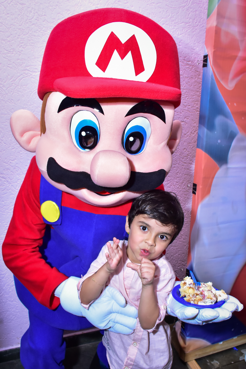 entregando bolo para mario bros