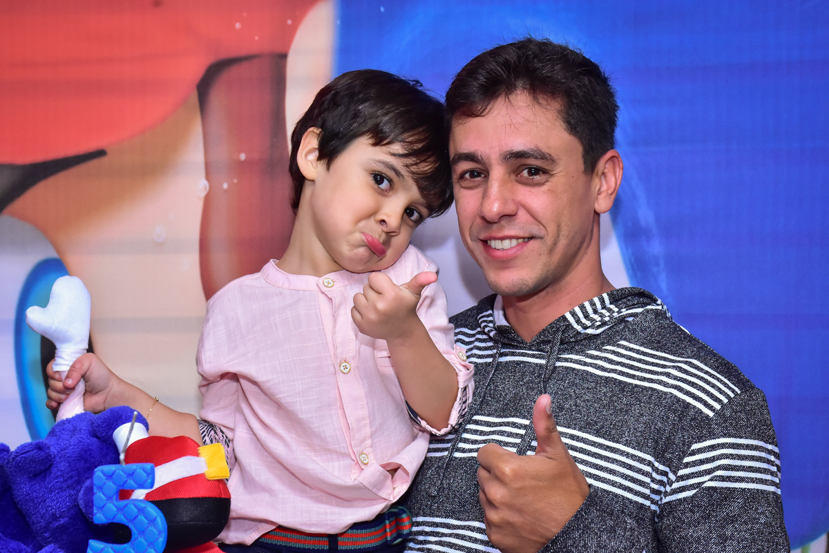 posando para a foto com o tio