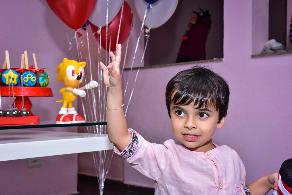 esperando os amigos para sua festa