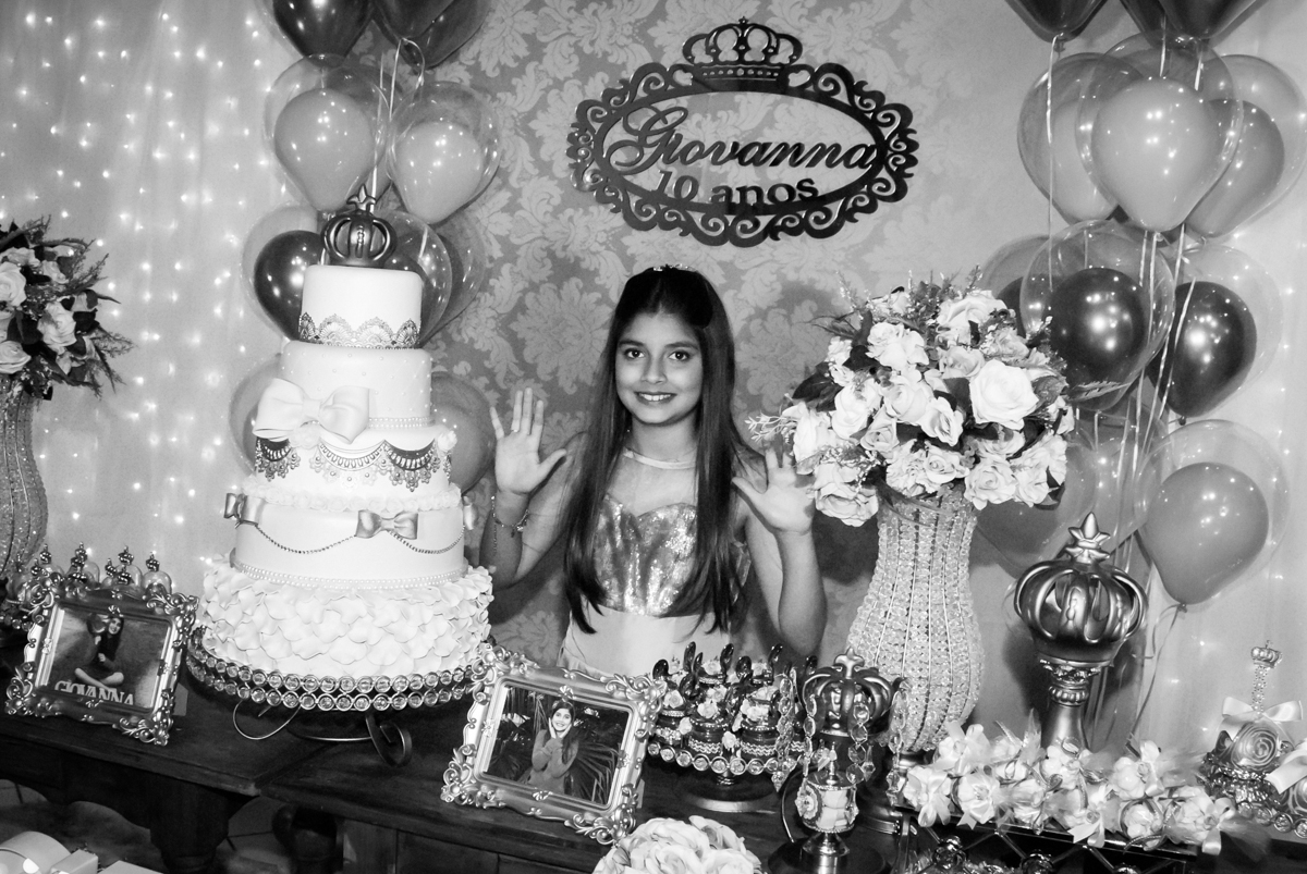 posando com a idade contada nos dedos