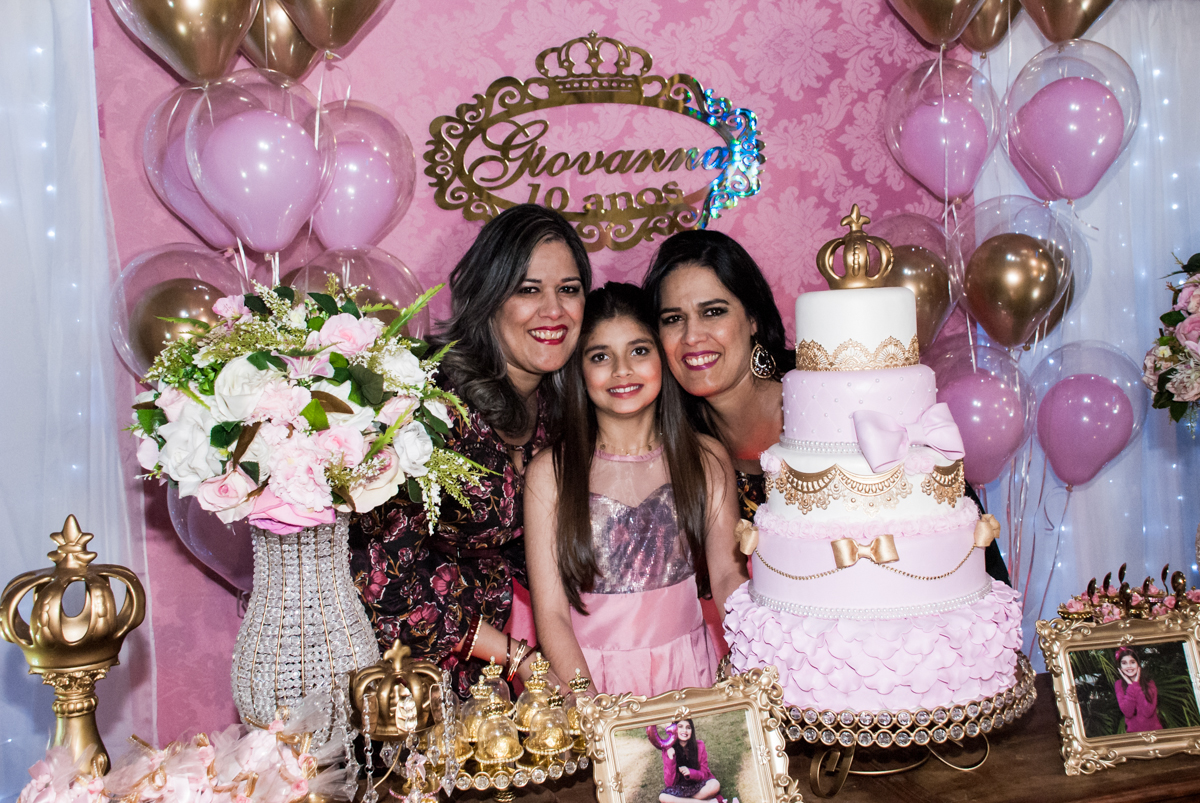 Carinho das tias que tanto a amam