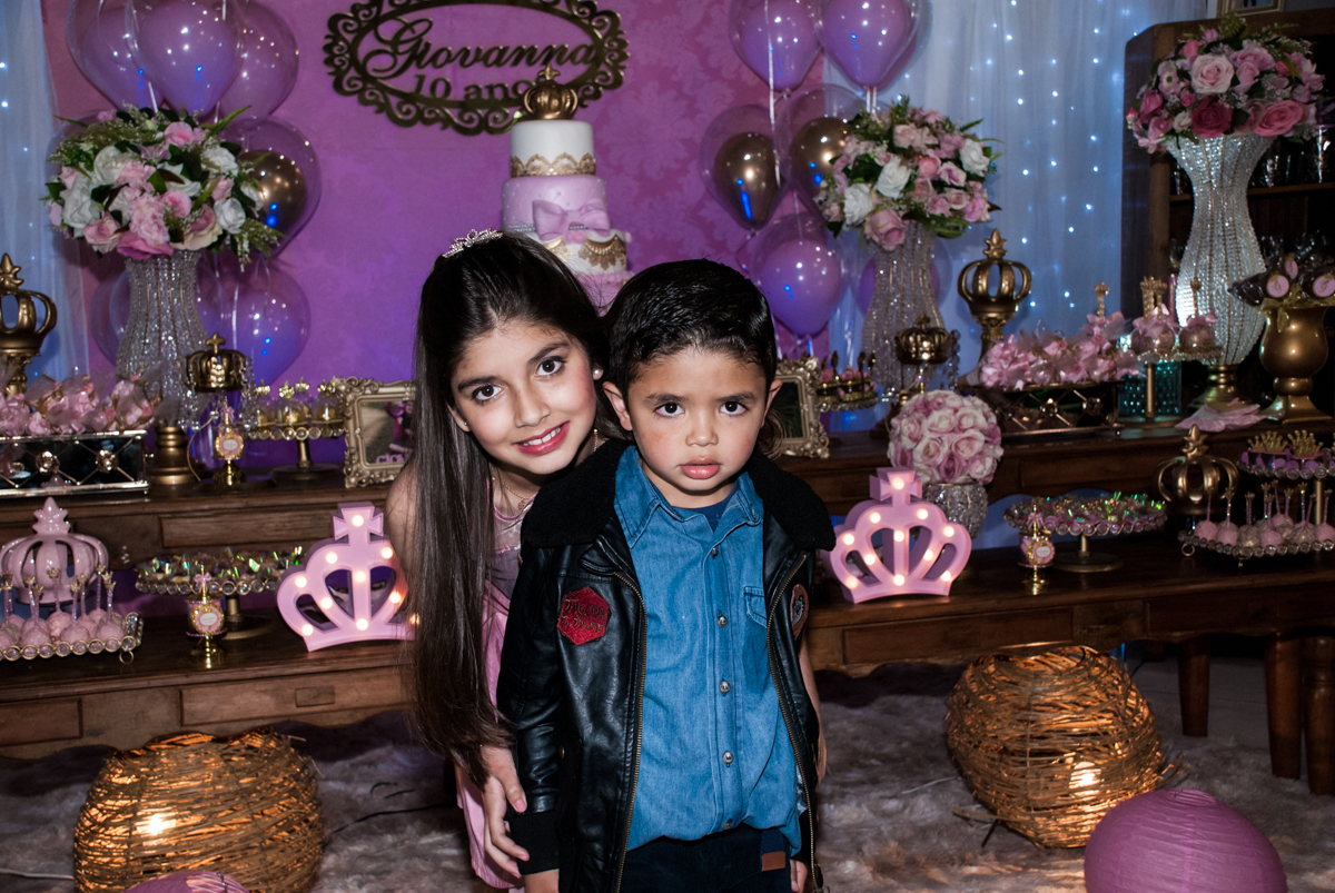 amiguinho também recebe o carinho da Giovanna