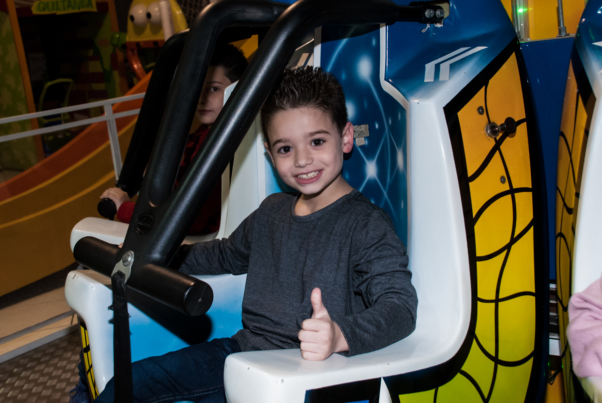 brincadeiras divertidas no brinquedo elevador