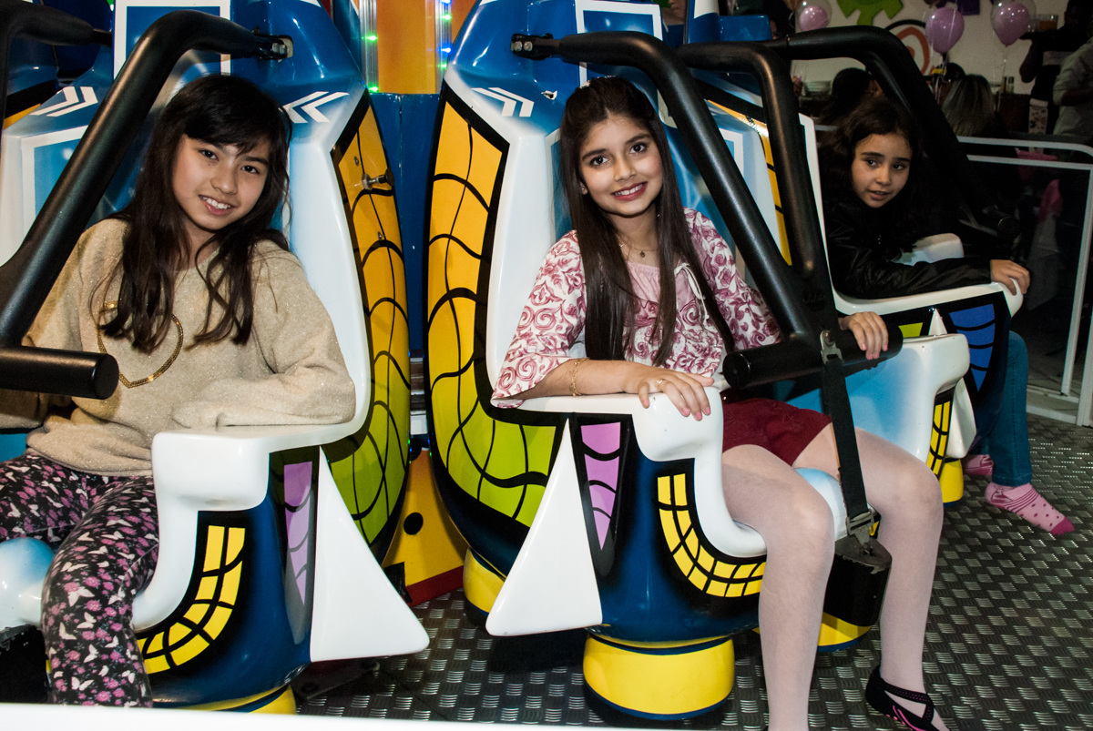 Giovanna também quer brincar no brinquedo elevador