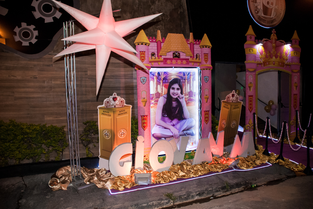 Fachada artística com banner da Giovanna