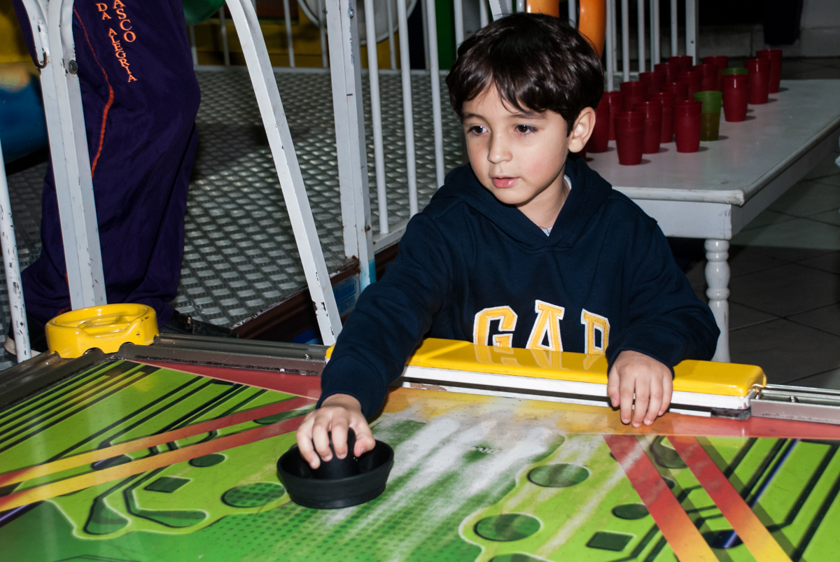 defendendo gol no jogo de futebol de mesa