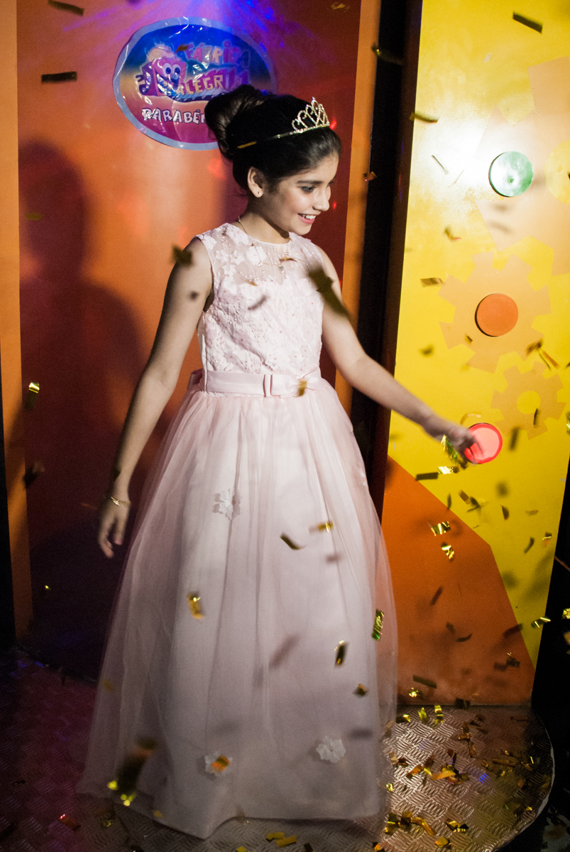 chuva de papel pidado são jogados na aniversariante