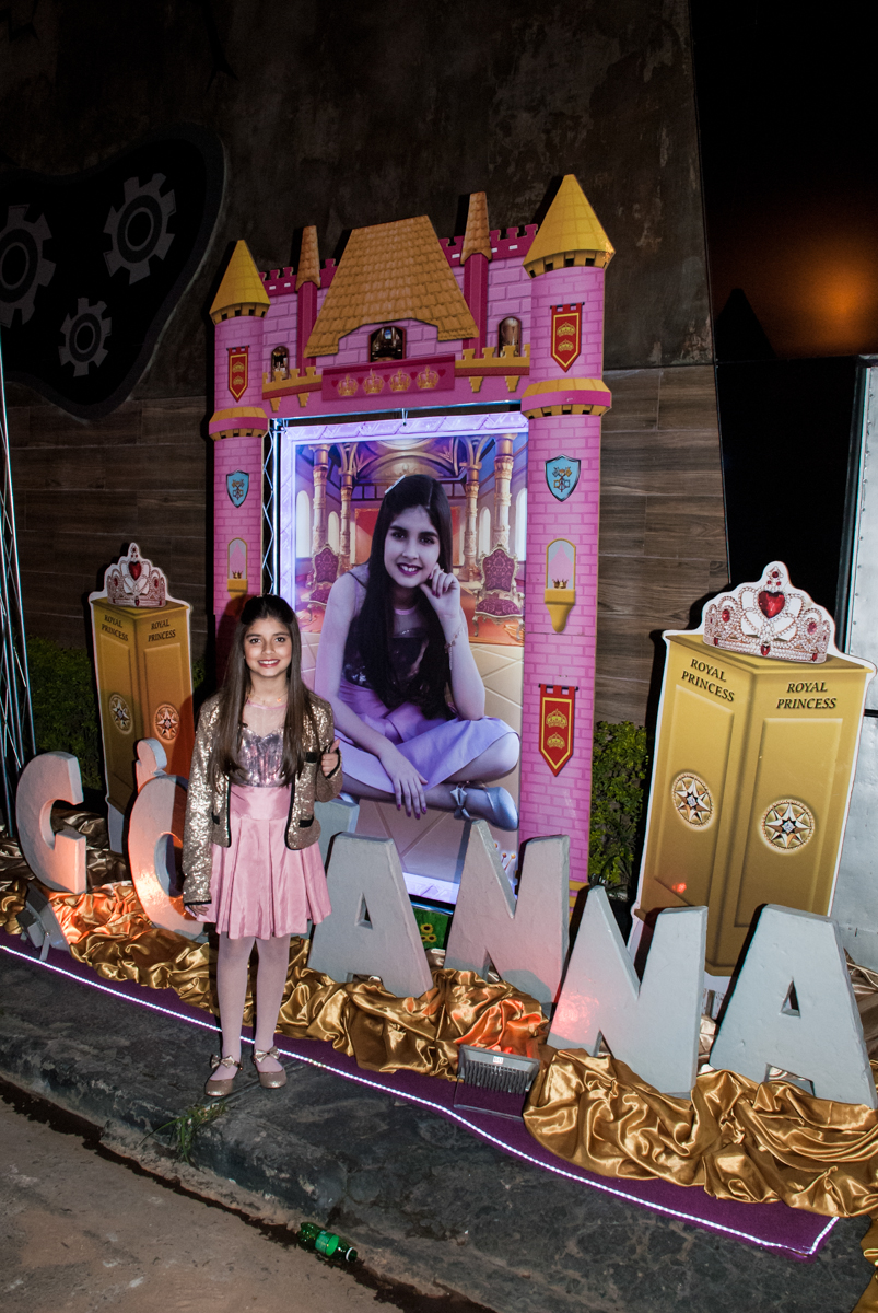 fotografia da Giovana na entrada artística