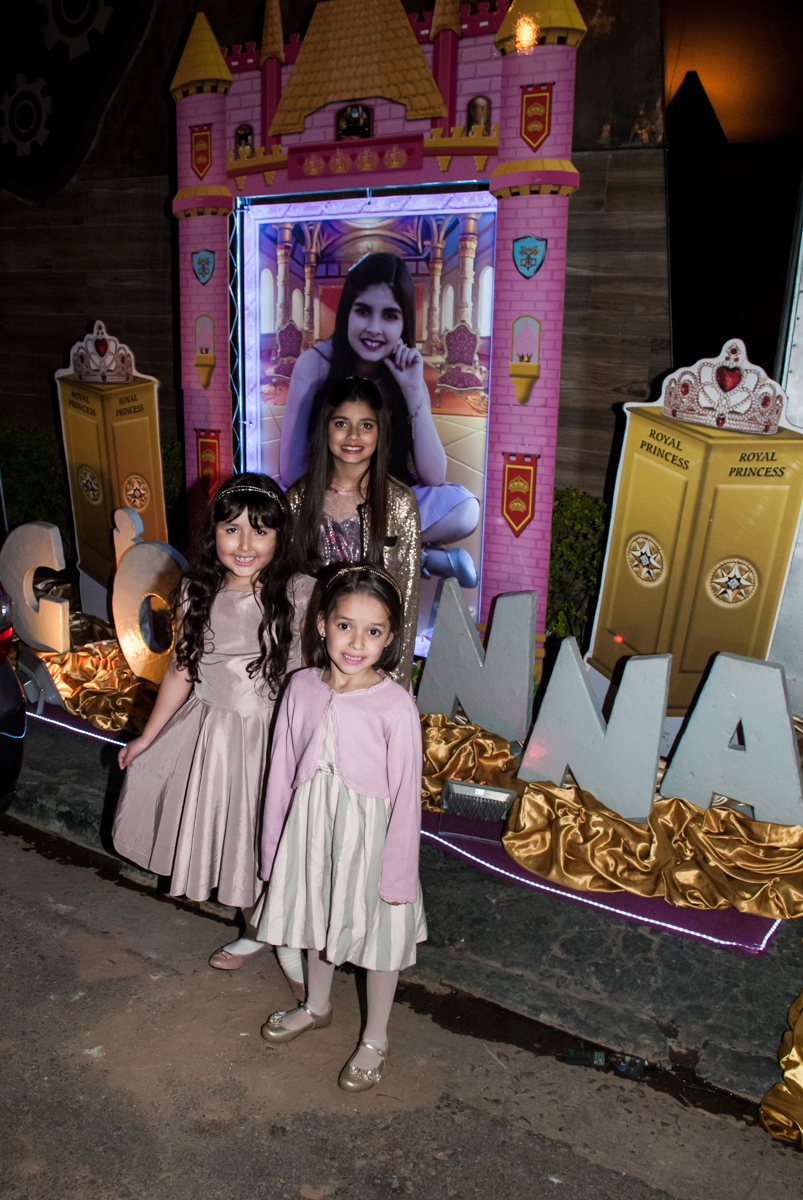 As irmãs posam para a foto com a Giovanna