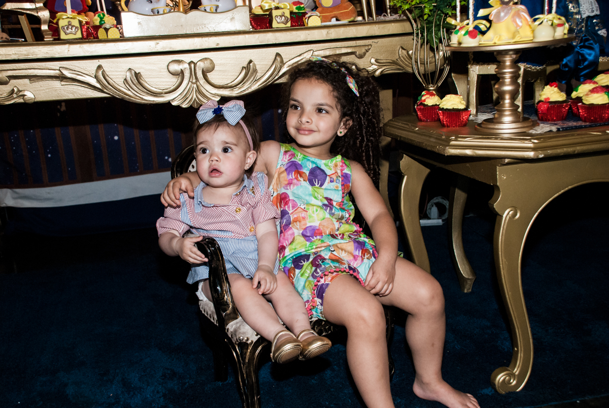 muito charme para a foto com a prima