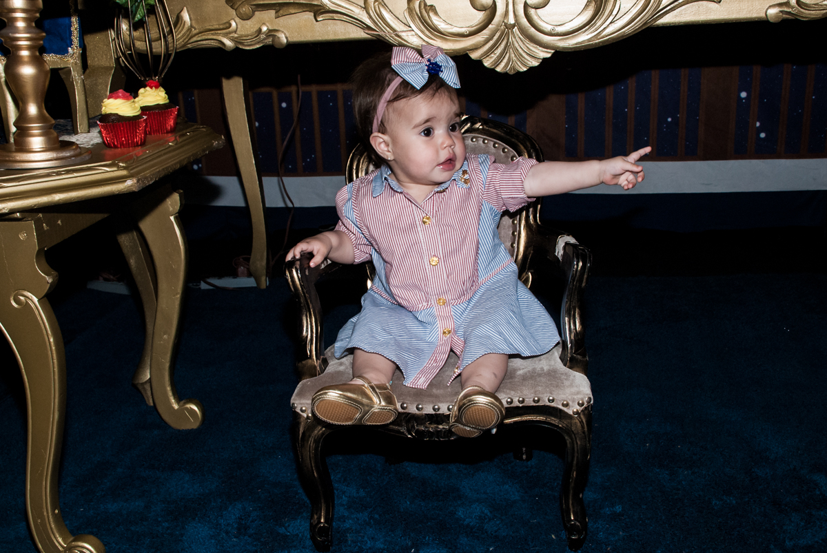 sentada na cadeira posa para a foto