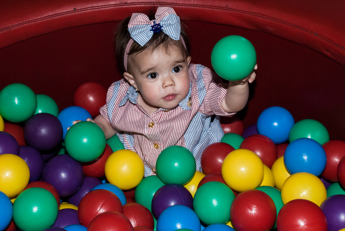 brincadeiras divertidas na piscina de bolinhas
