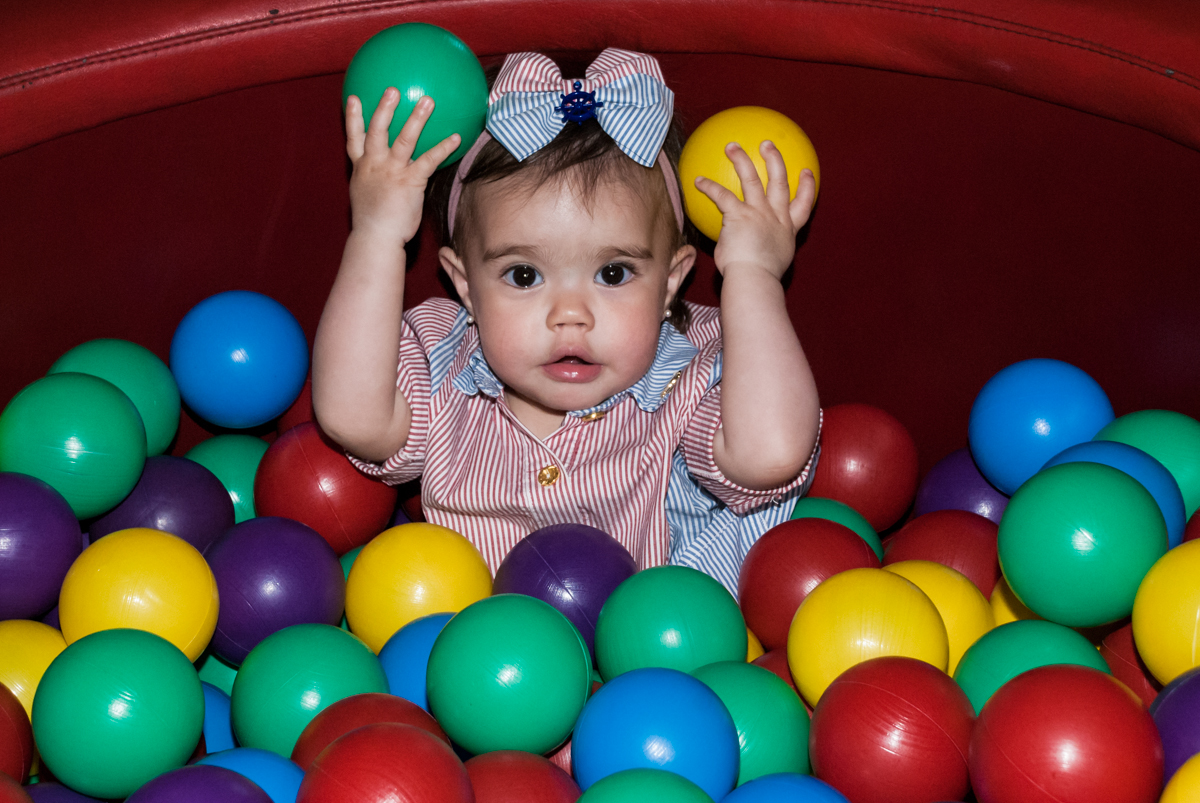 chuva de bolinhas na piscina de bolinhas