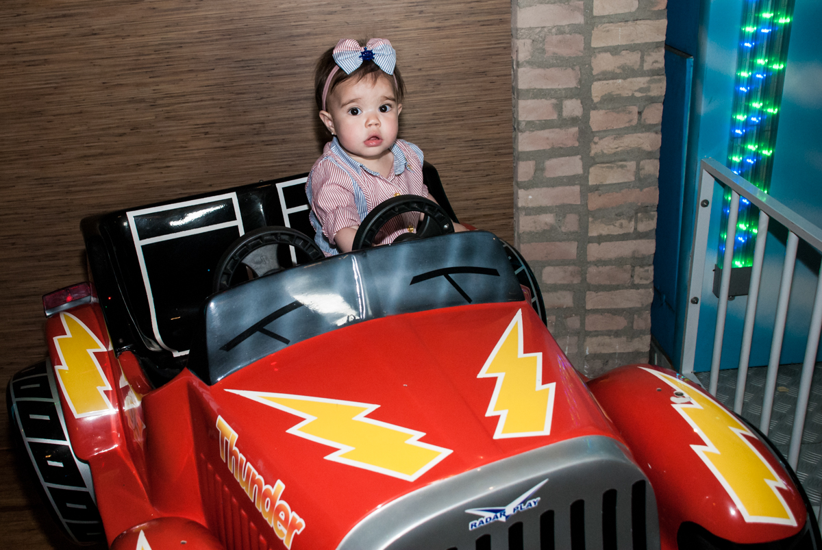 aproveitando para brincar no carrinho