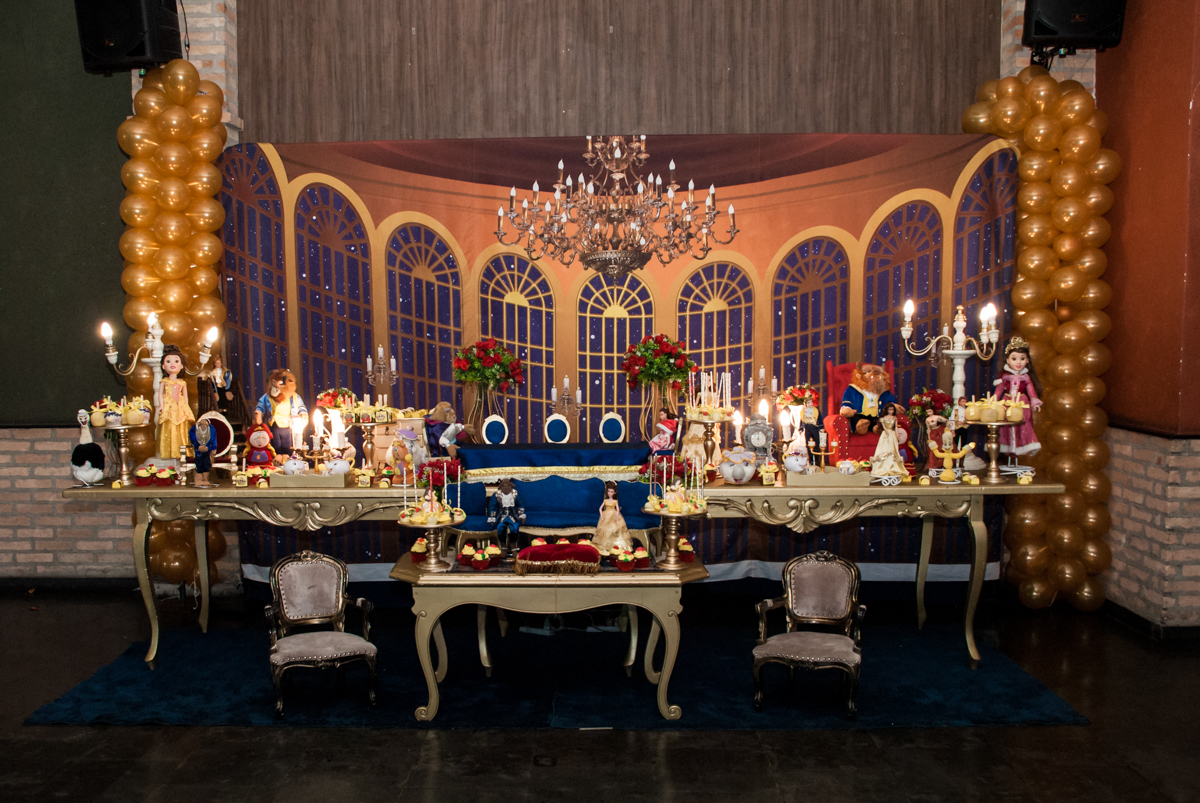 Mesa temática A Bela e a Fera