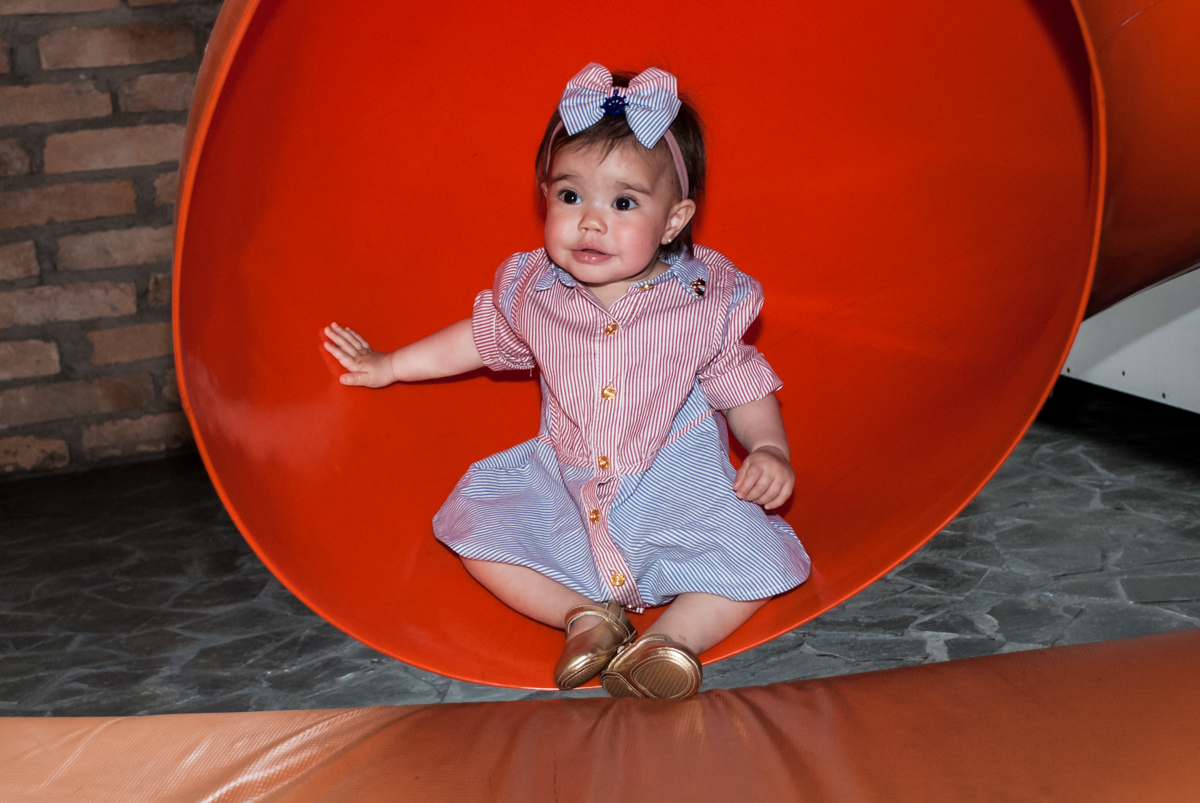 descendo no escorregador do brinquedão