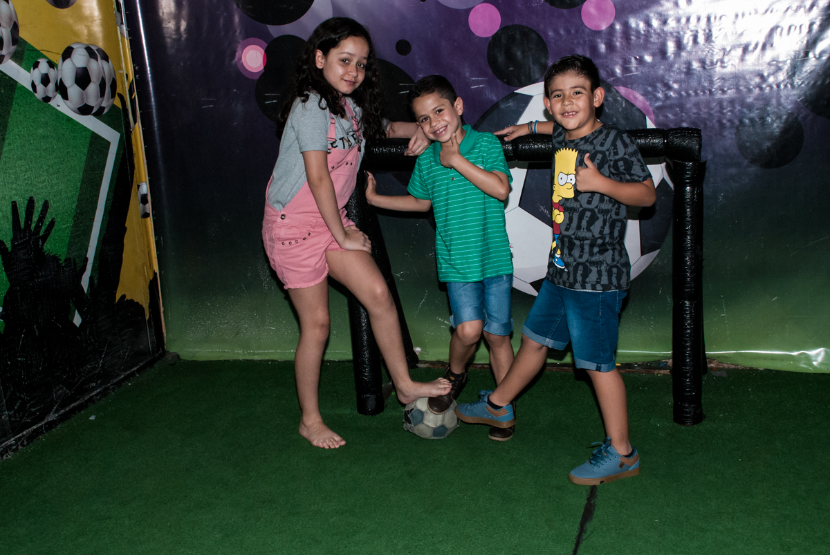 pose para a foto no campo de futebol