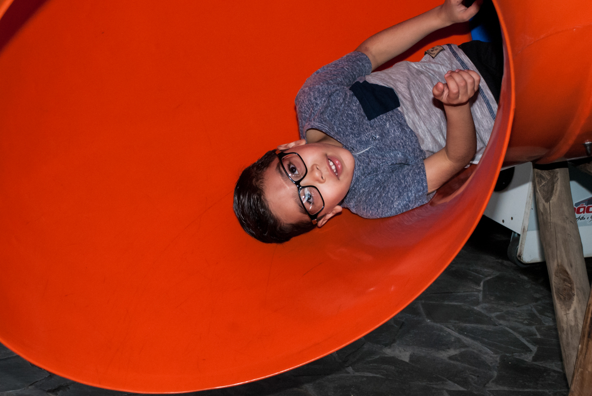 escorregador divertido lá no Buffet