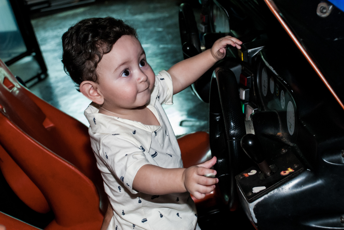 A bebê também dirige o carro