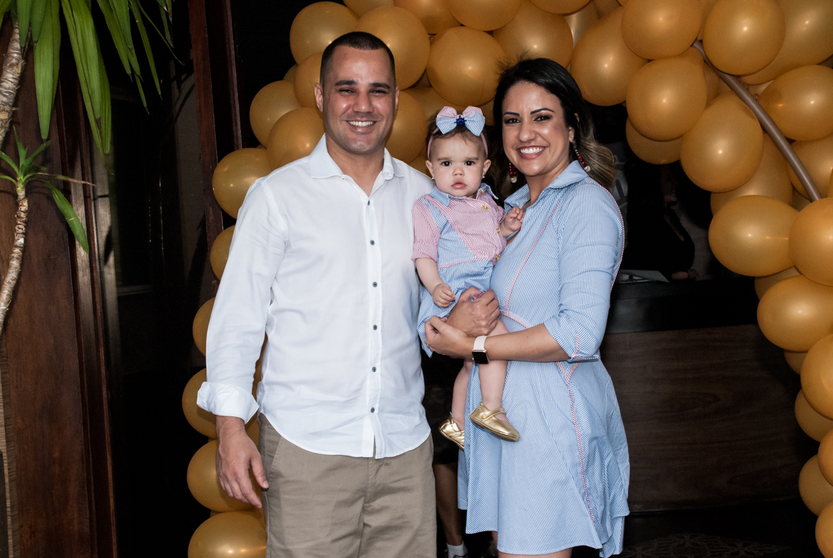 fotografia da família no arco de bexigas