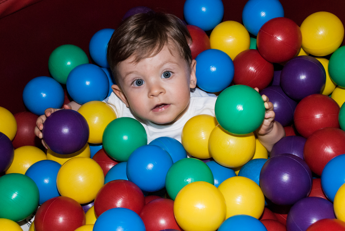 mergulho na piscina de bolinhas
