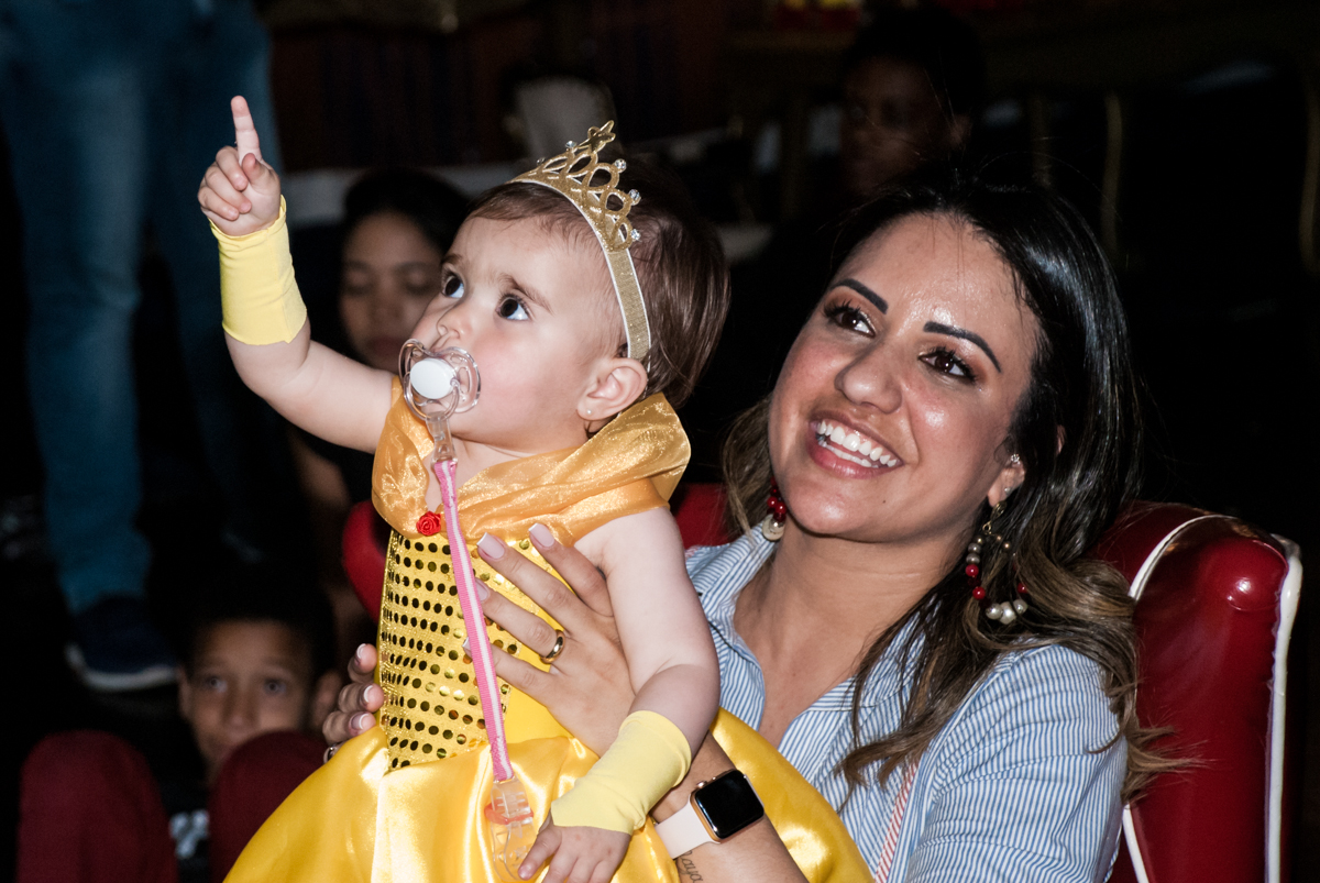 todos reunem para assistir a retrospectiva