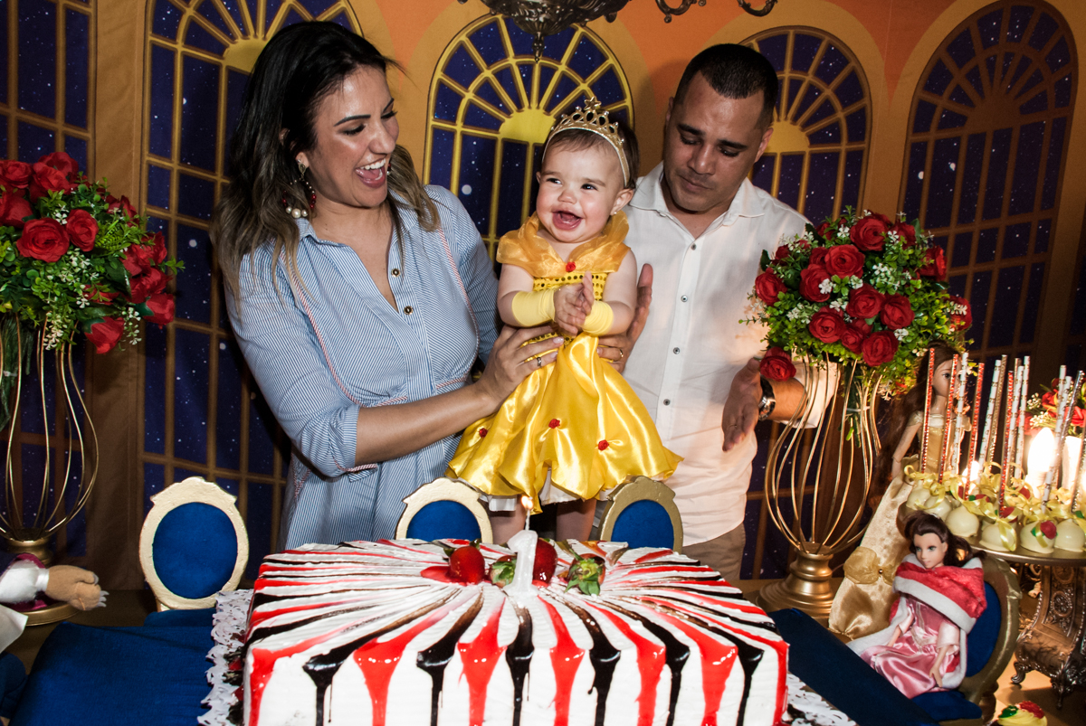 A aniversariante se diverte na ora do parabéns