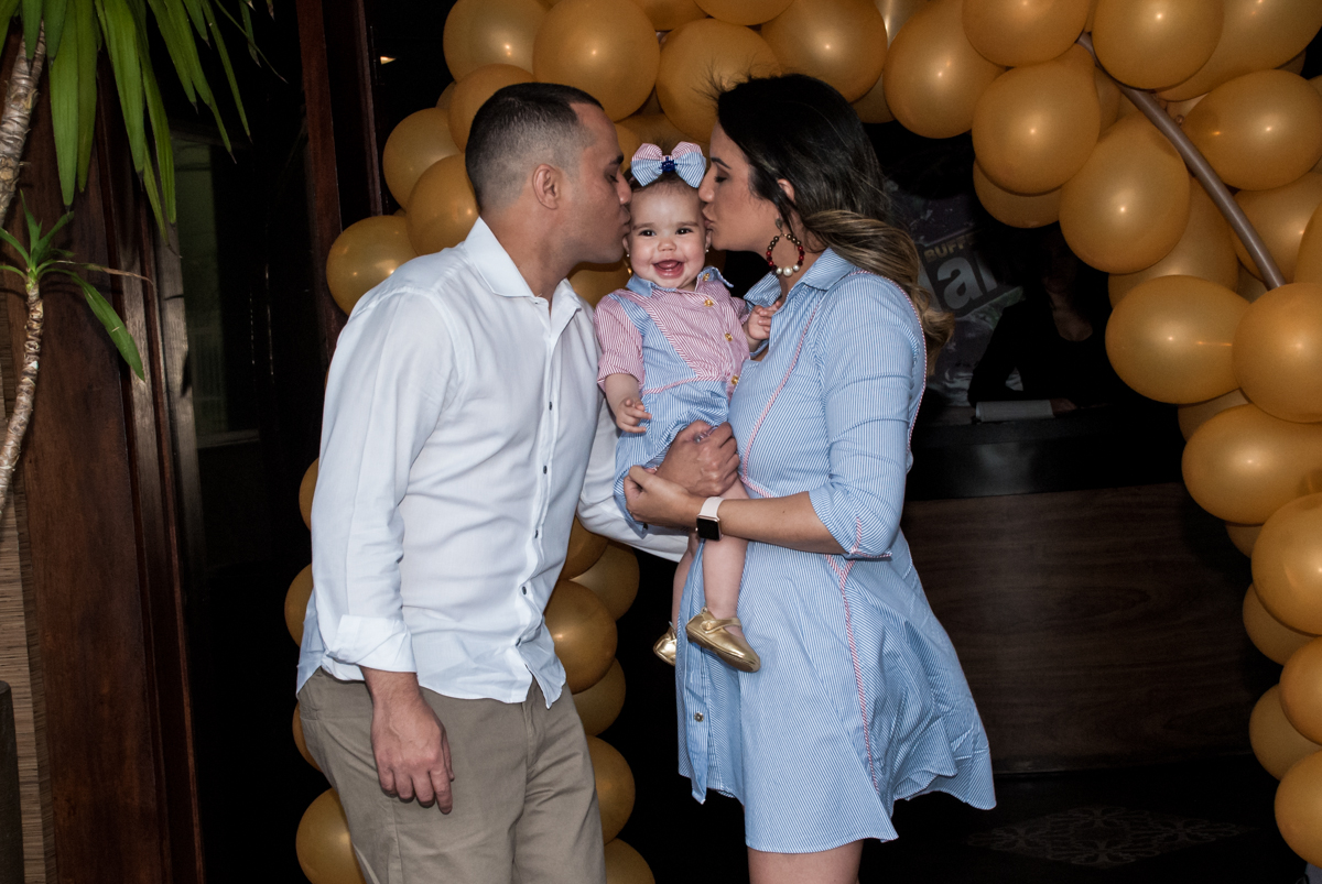 beijo sanduiche na aniversariante Maya