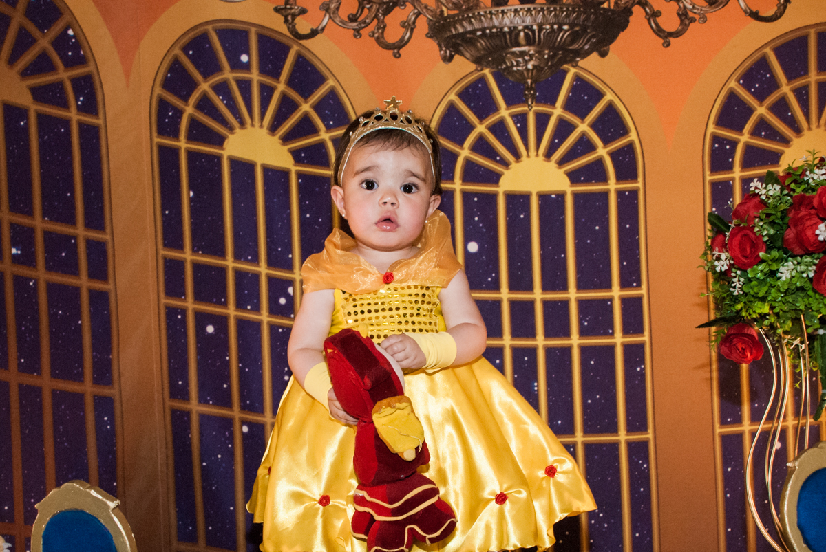 Final da festa com Maya vestida de Bela