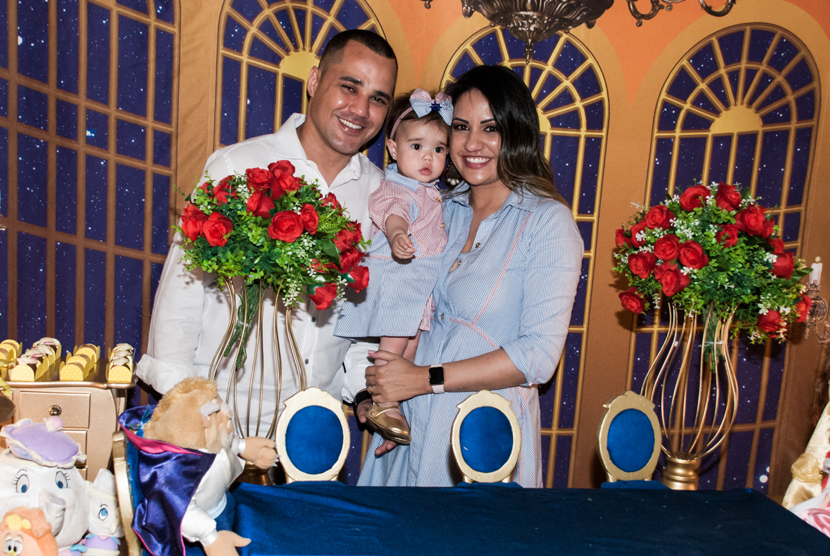 pose para a foto na mesa temática A Bela e a Fera